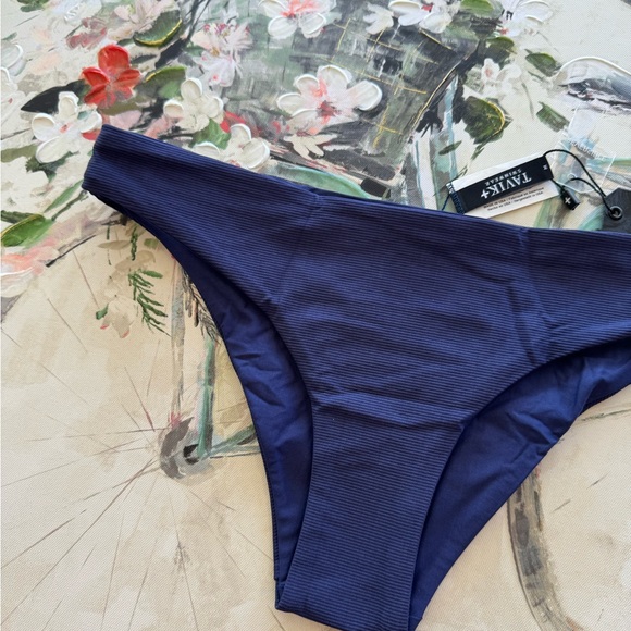 LAST PRICE🍒🤍TAVIK reversible swimming bottom 💐 - Picture 4 of 7